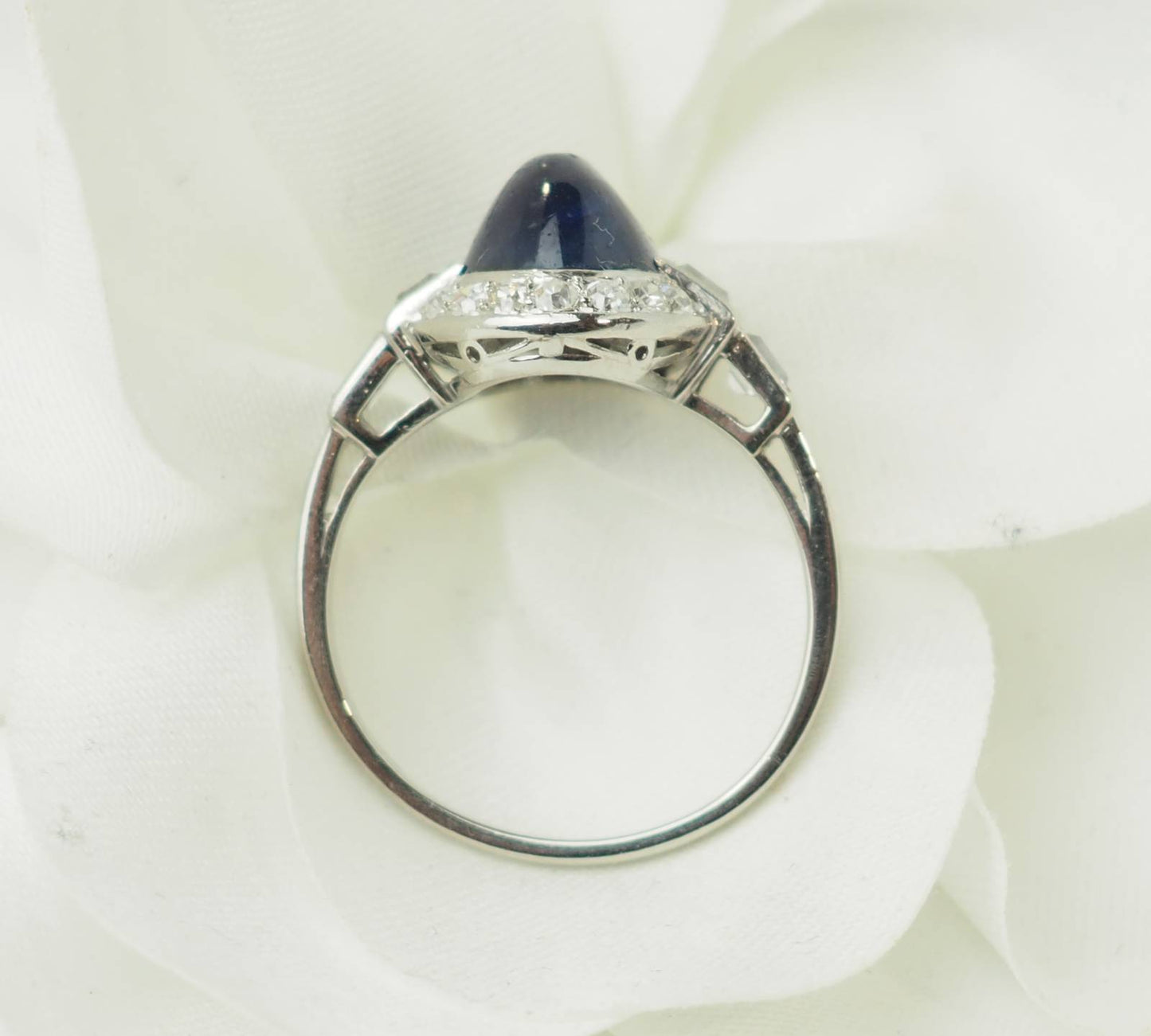 Bague ancienne en platine sertie d’un saphir cabochon entouré de diamants