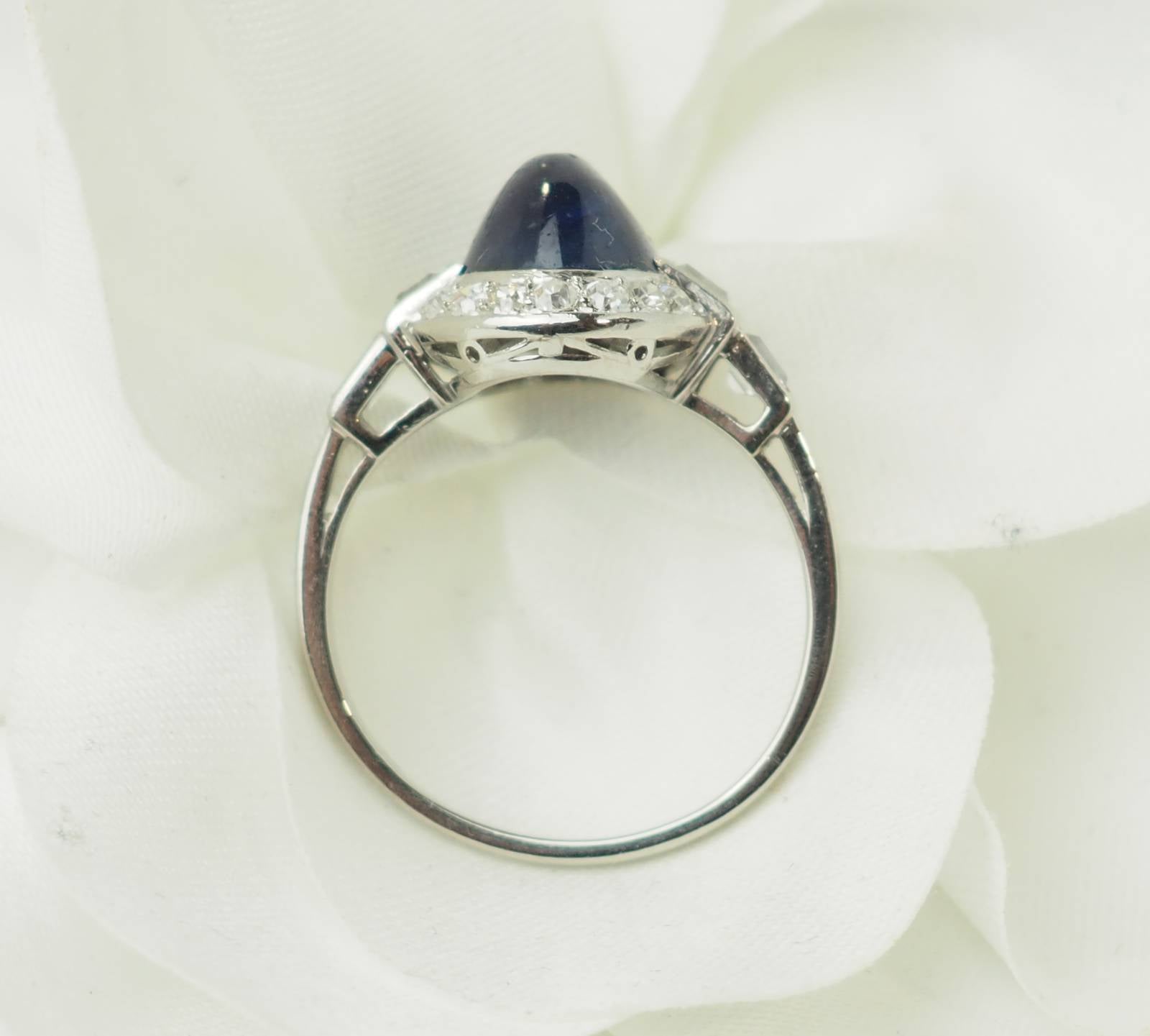 Bague ancienne en platine sertie d’un saphir cabochon entouré de diamants