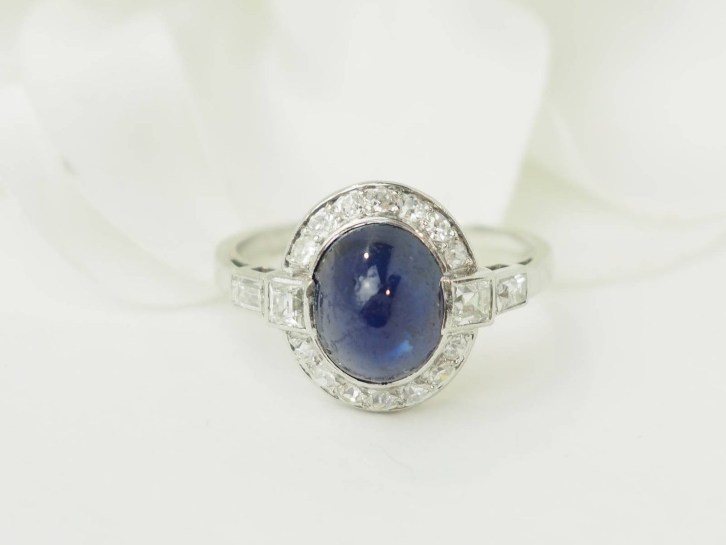 Bague en platine, saphir en cabochon et diamants