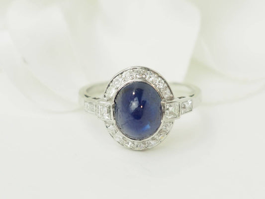 Bague en platine, saphir en cabochon et diamants