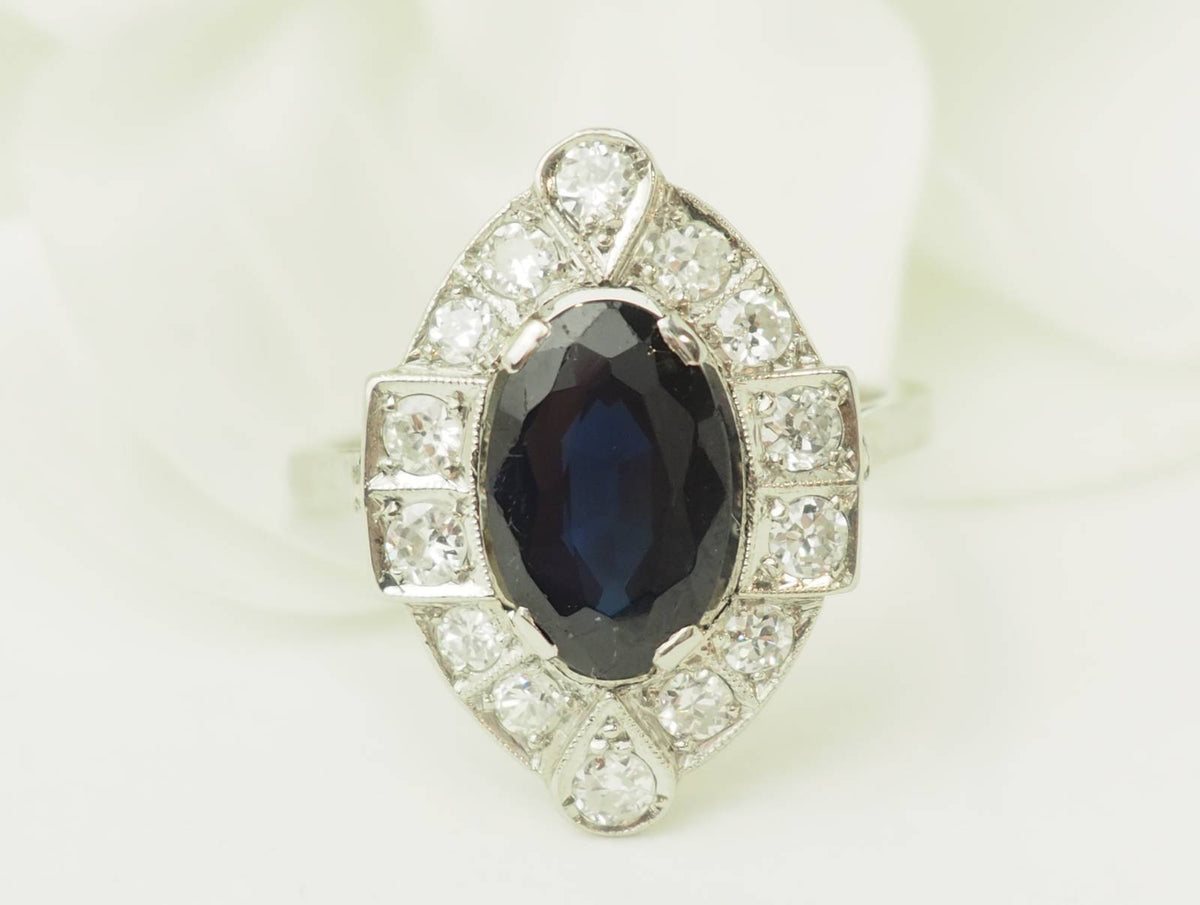 Bague Art Déco en platine, saphir et diamants.
