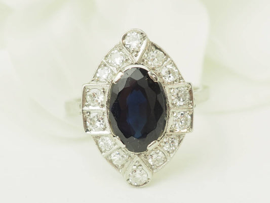 Bague Art Déco en platine, saphir et diamants.
