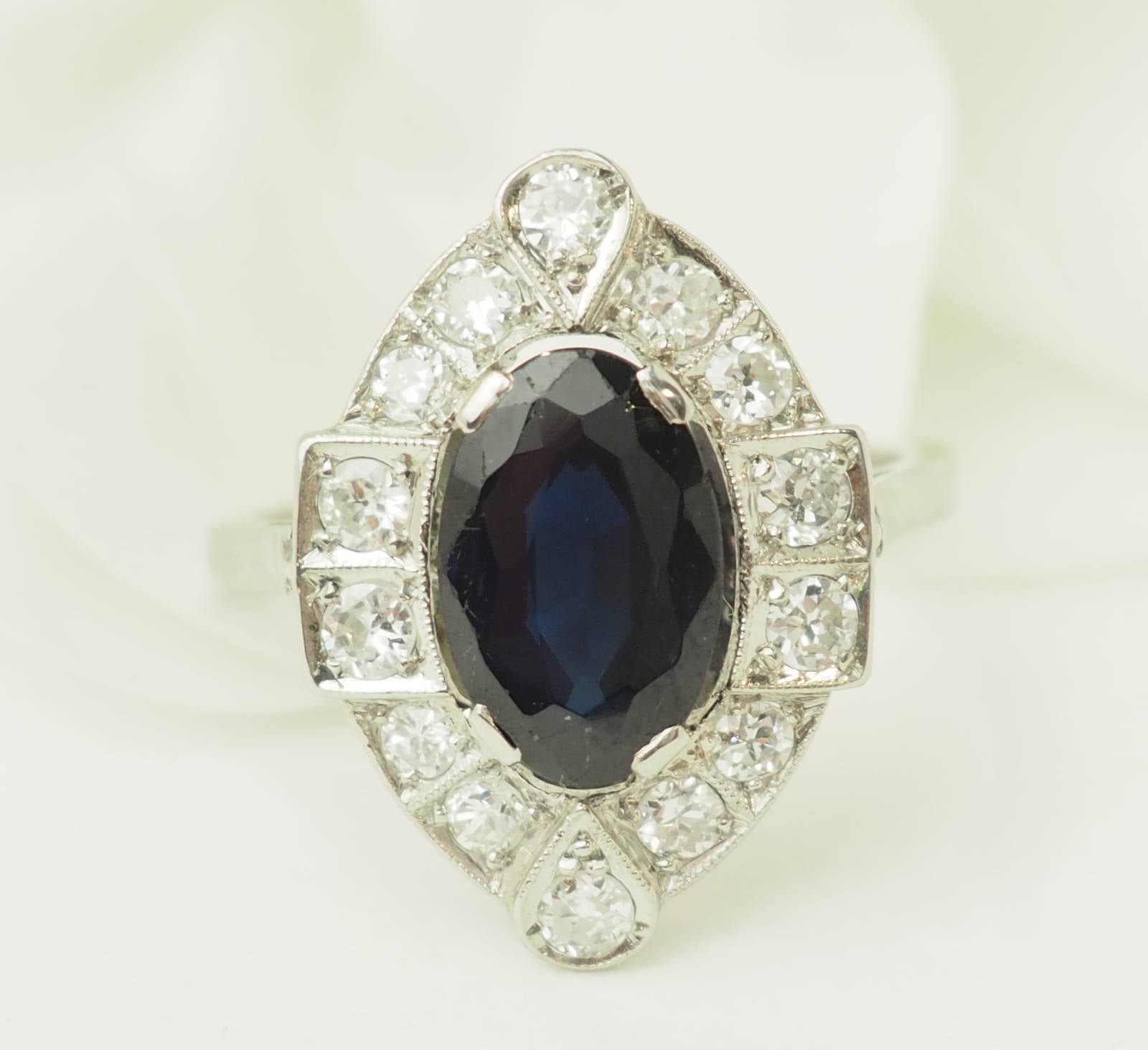 Bijou ancien en platine, saphir ovale d'un 4ct et diamants.

