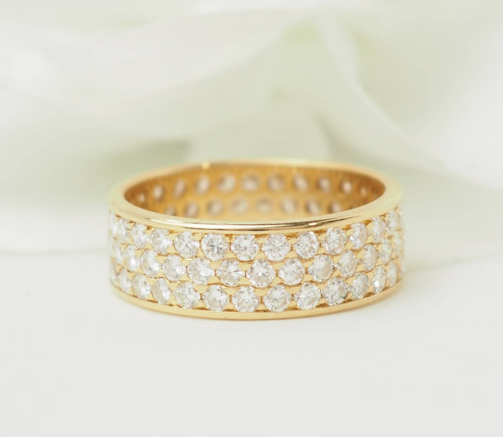 Bague alliance pavée de diamants en or jaune