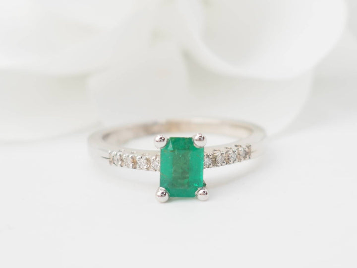 Bague solitaire en or blanc, émeraude et diamants