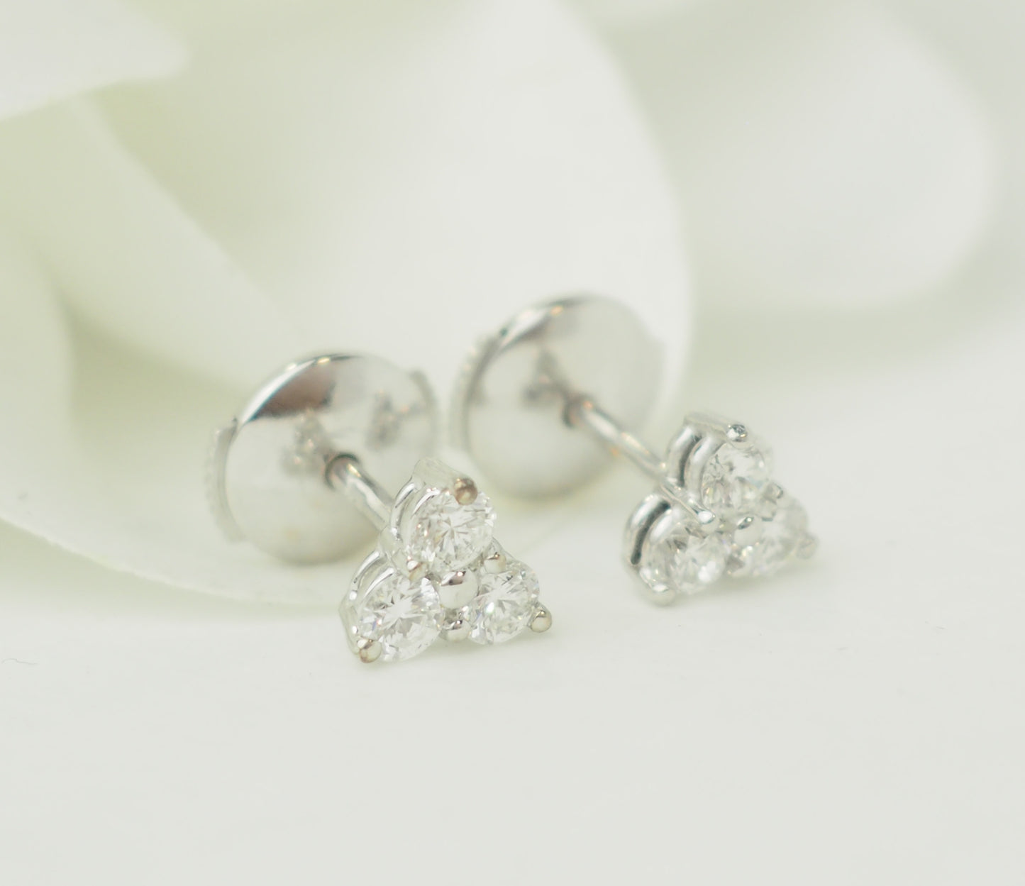 puces en blanc et diamants