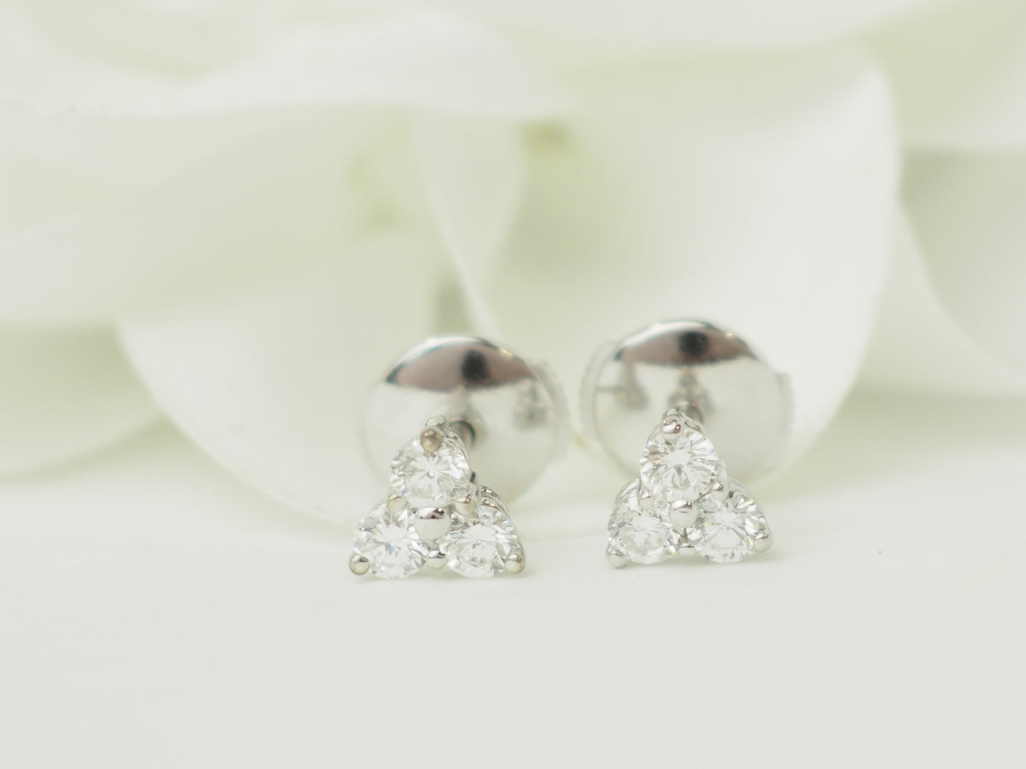 Boucles d’oreilles en or blanc et diamants – Trio brillant élégant