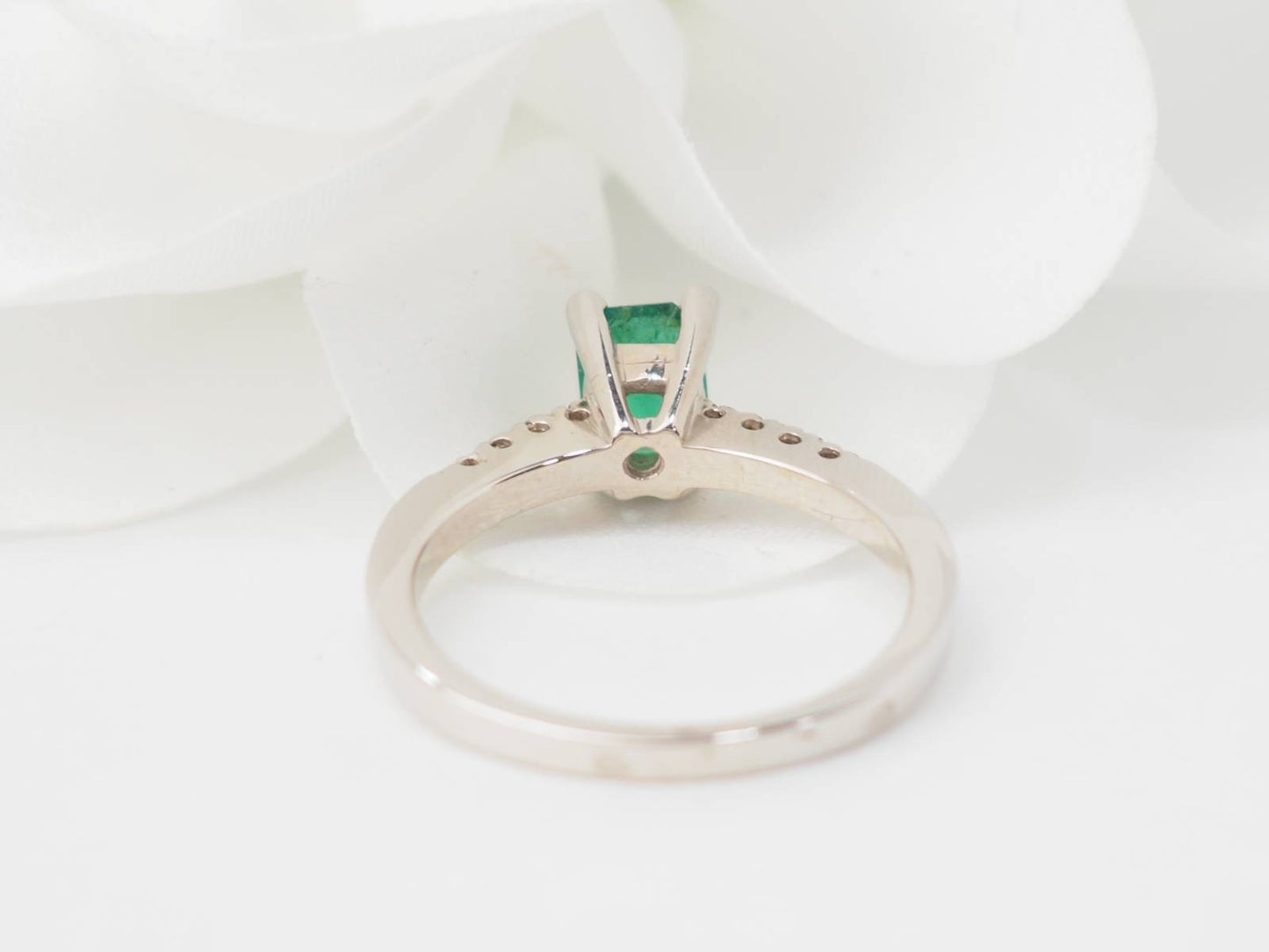 Bague solitaire en or blanc, émeraude et diamants