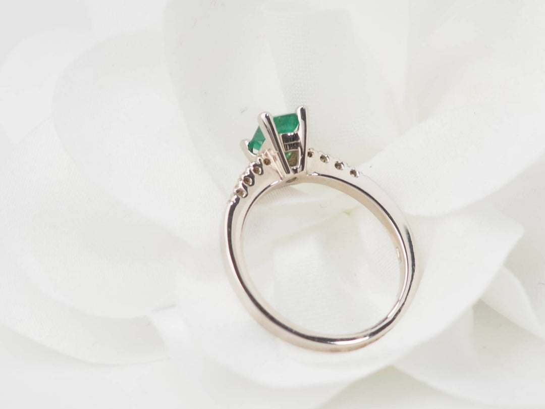 Bague solitaire en or blanc, émeraude et diamants