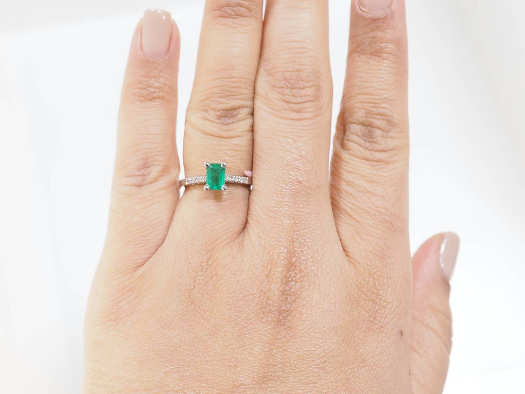 Bague solitaire en or blanc, émeraude et diamants