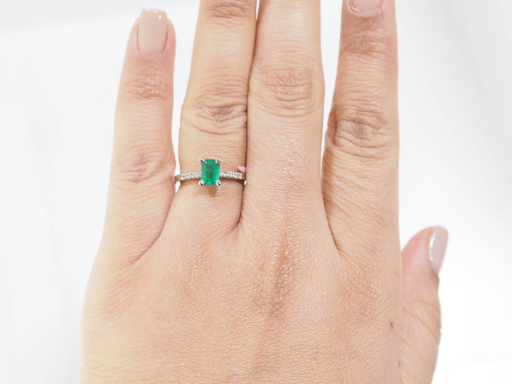 Bague solitaire en or blanc, émeraude et diamants