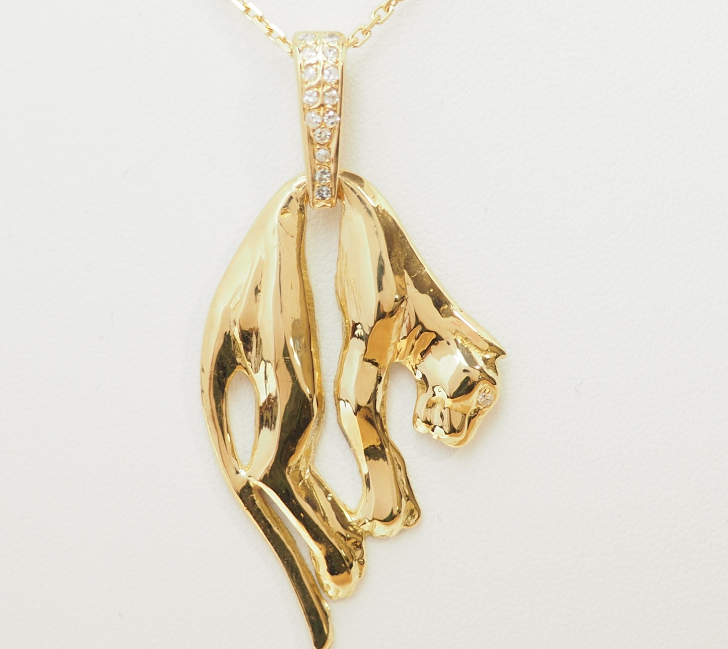 Pendentif panthère en or jaune et diamants