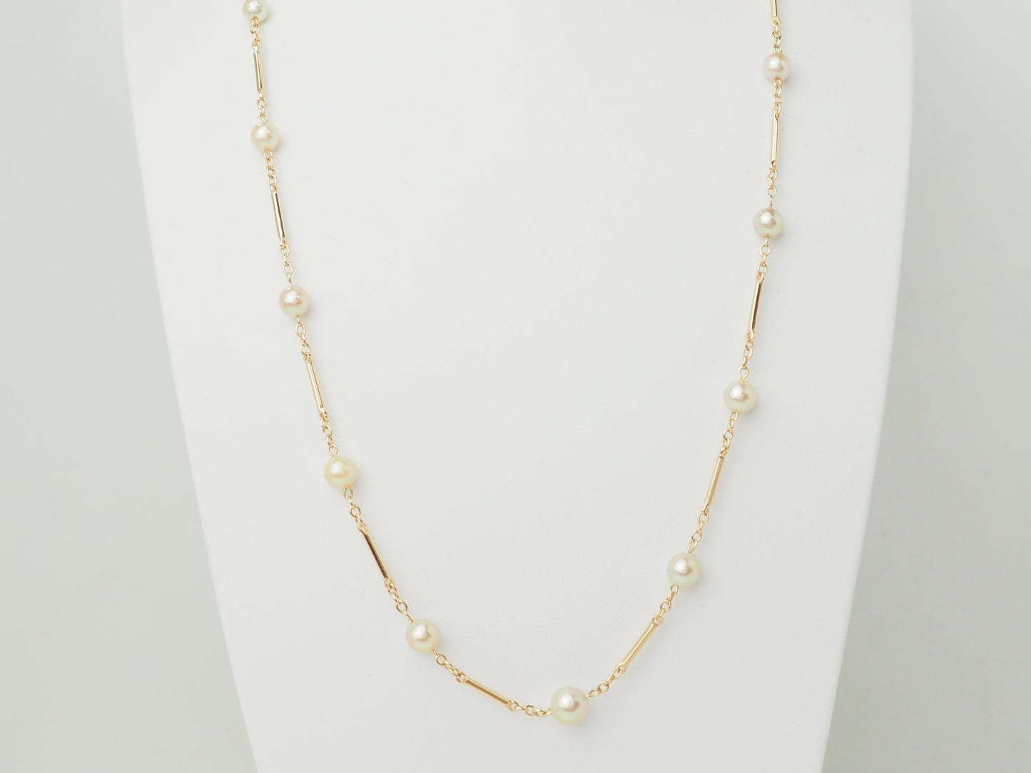 Collier en or jaune à perles de culture alternées par des barres