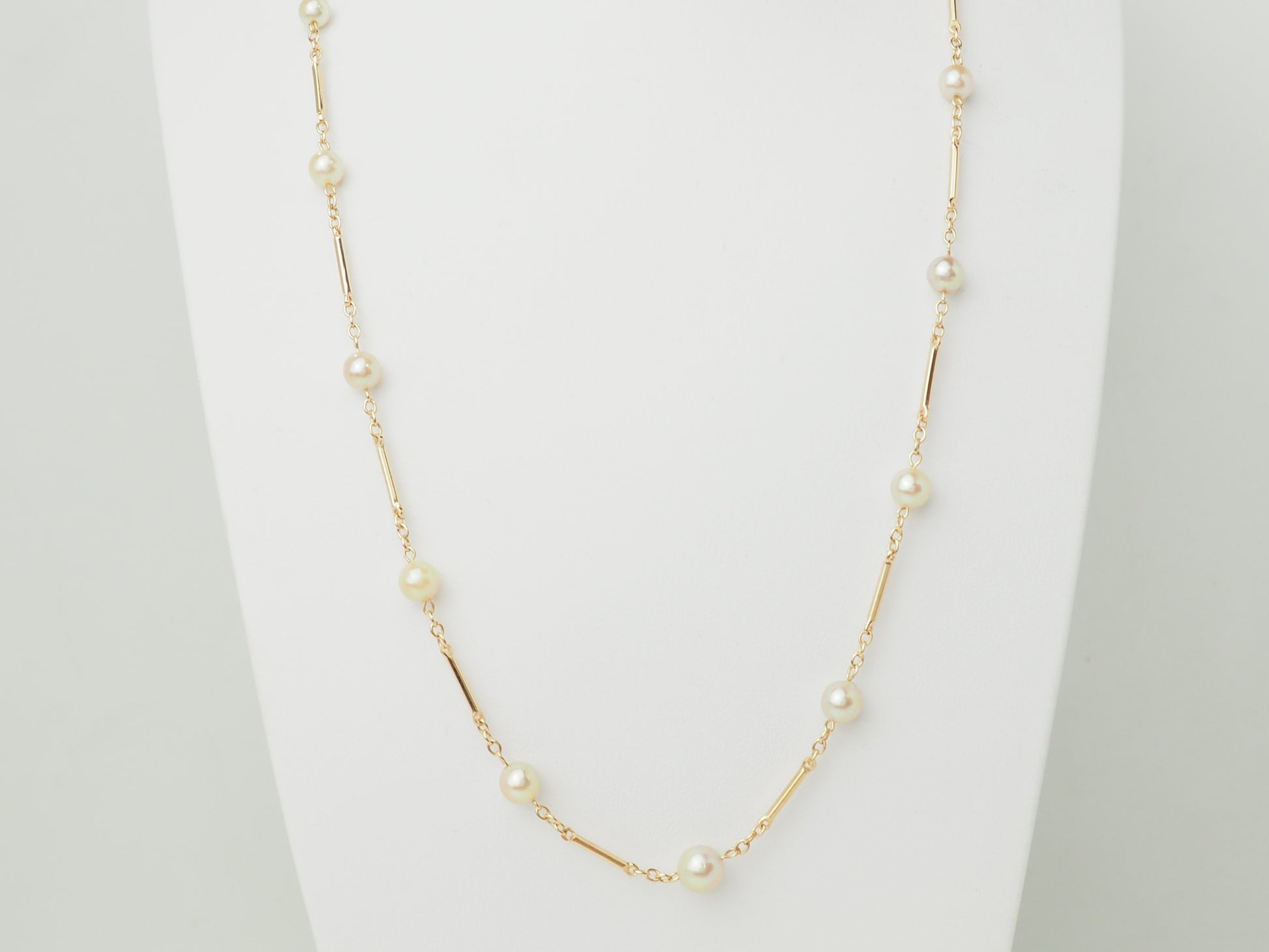 Collier en or jaune à perles de culture alternées par des barres