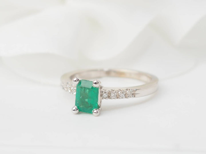Bague solitaire en or blanc, émeraude et diamants