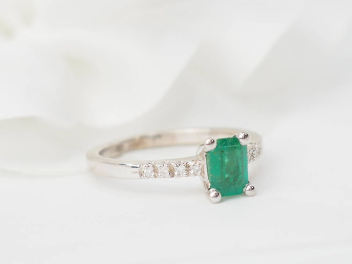 Bague solitaire en or blanc, émeraude et diamants