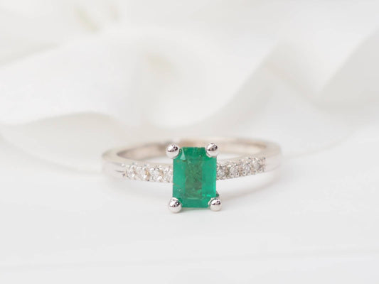 Bague solitaire en or blanc, émeraude et diamants