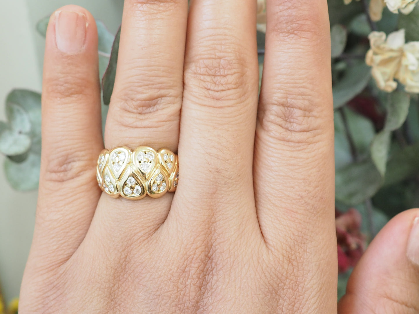 Bague large en or jaune sertie de diamants