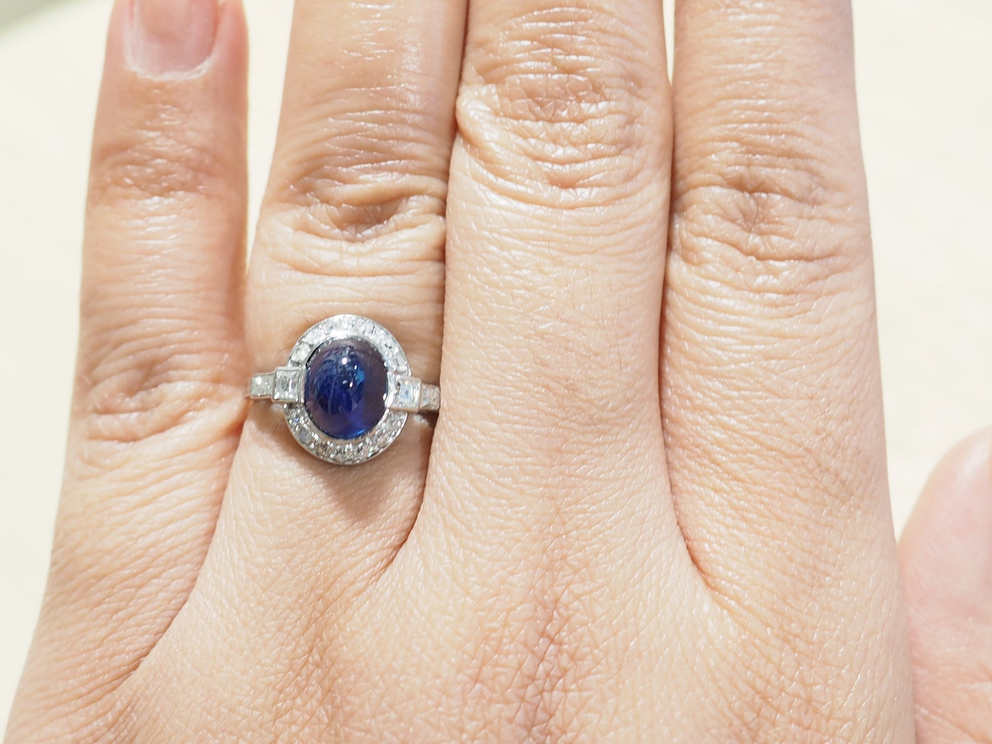 Bague Art Déco en platine, saphir cabochon et diamants