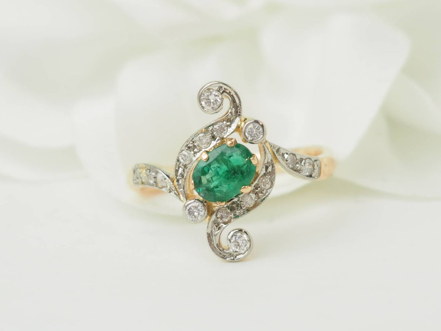 Bague Art Nouveau en or jaune émeraude 0,60 ct et diamants