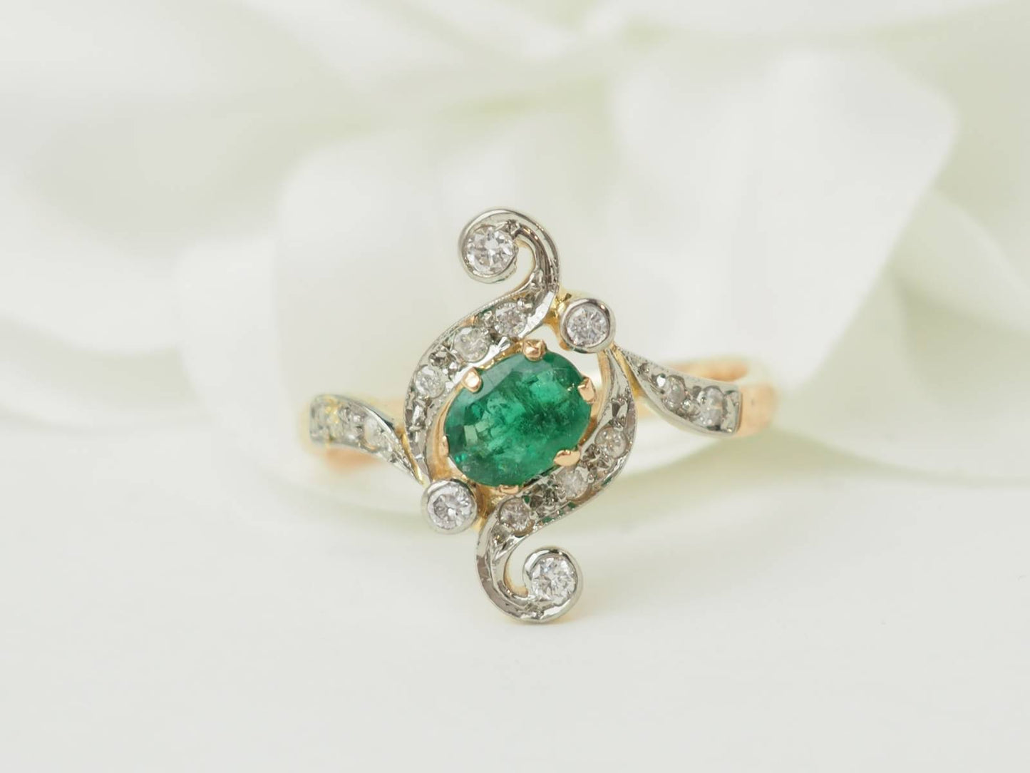 Bague Art Nouveau en or jaune émeraude 0,60 ct et diamants