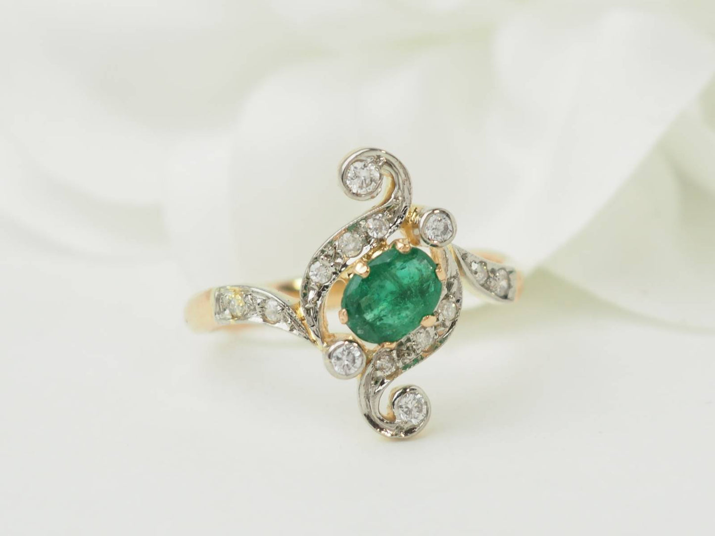 Bague Art Nouveau en or jaune émeraude 0,60 ct et diamants