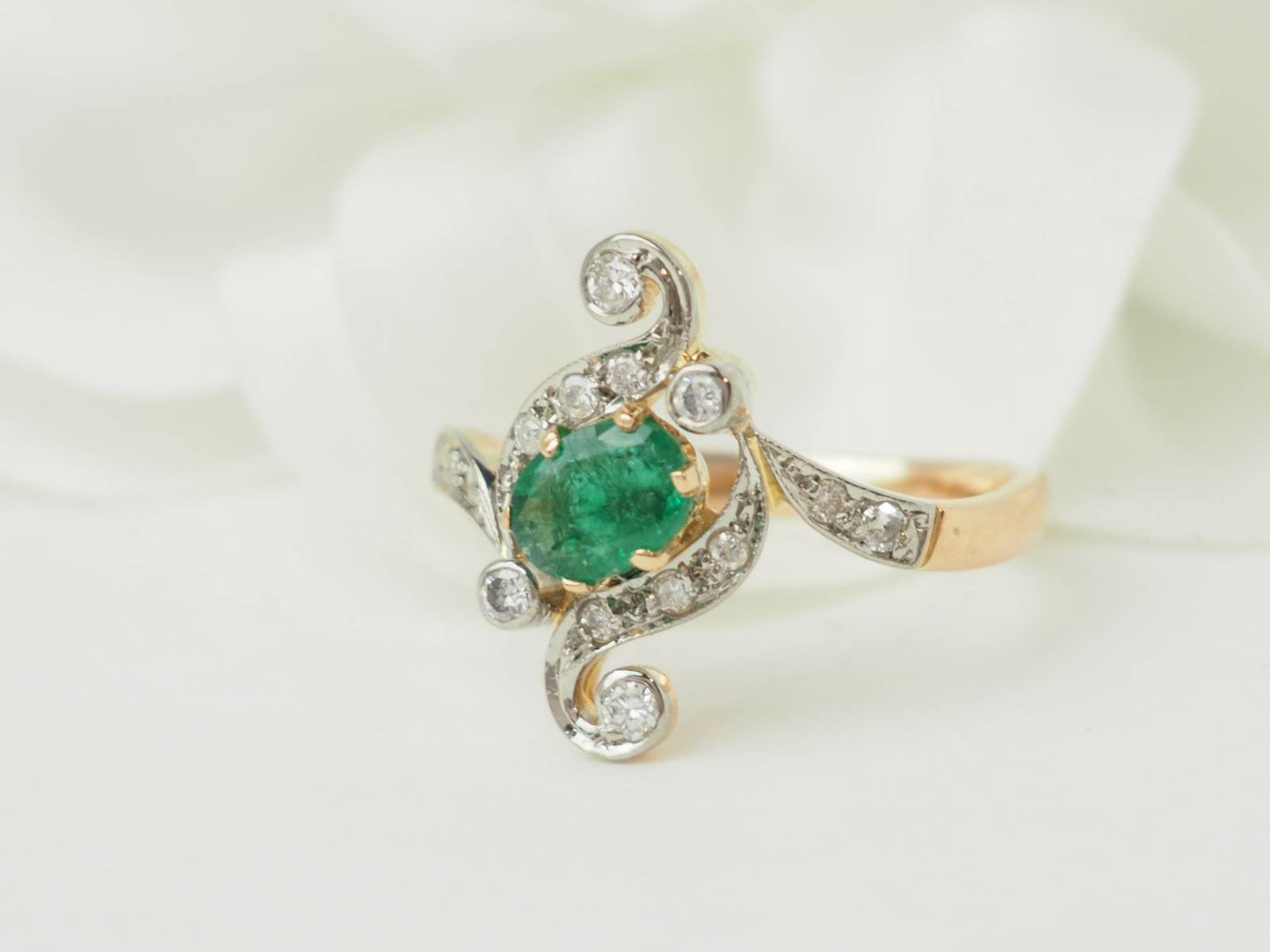 Bague Art Nouveau en or jaune émeraude 0,60 ct et diamants