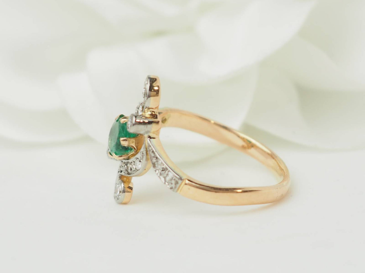 Bague Art Nouveau en or jaune émeraude 0,60 ct et diamants