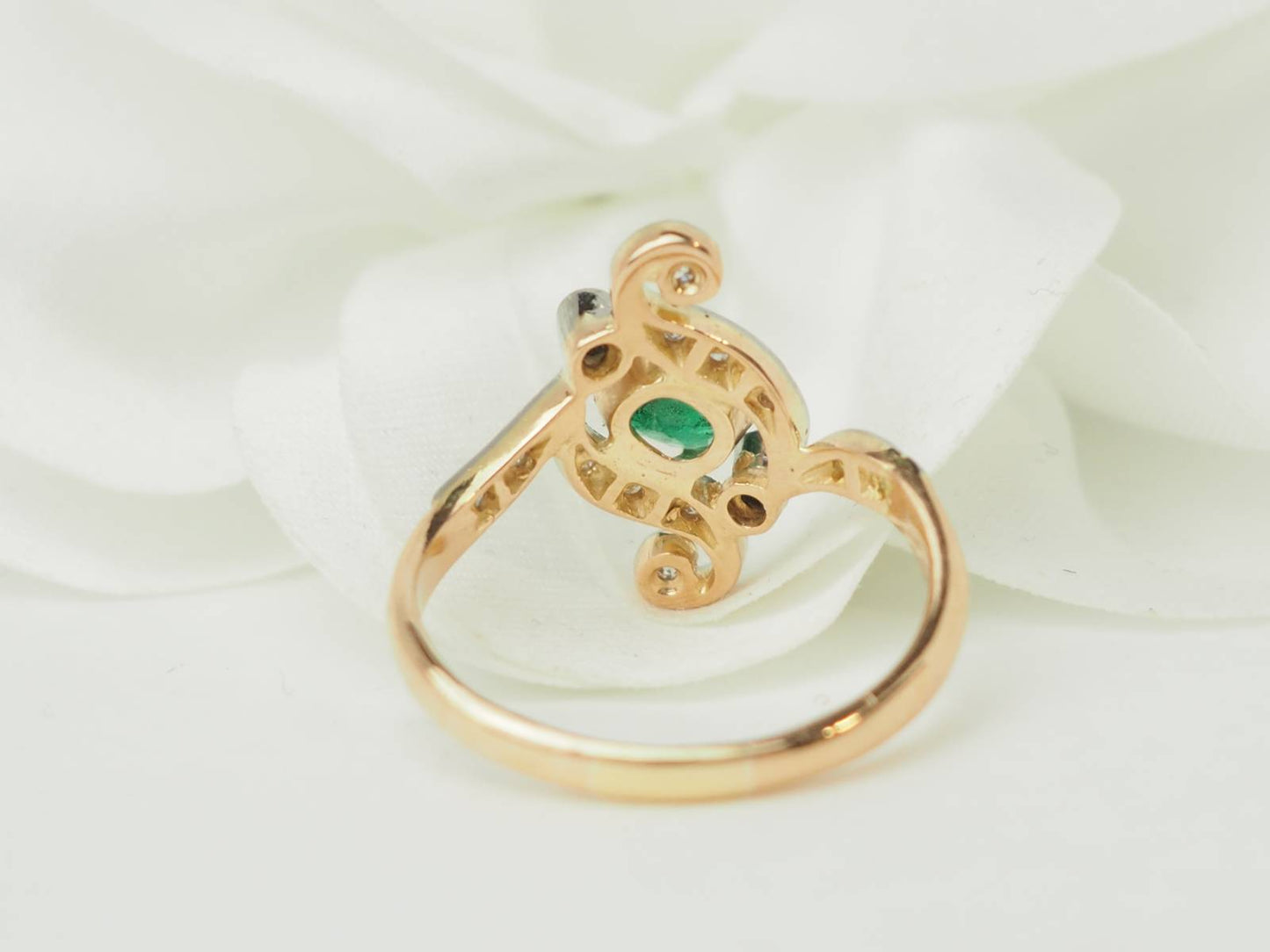 Bague Art Nouveau en or jaune émeraude 0,60 ct et diamants