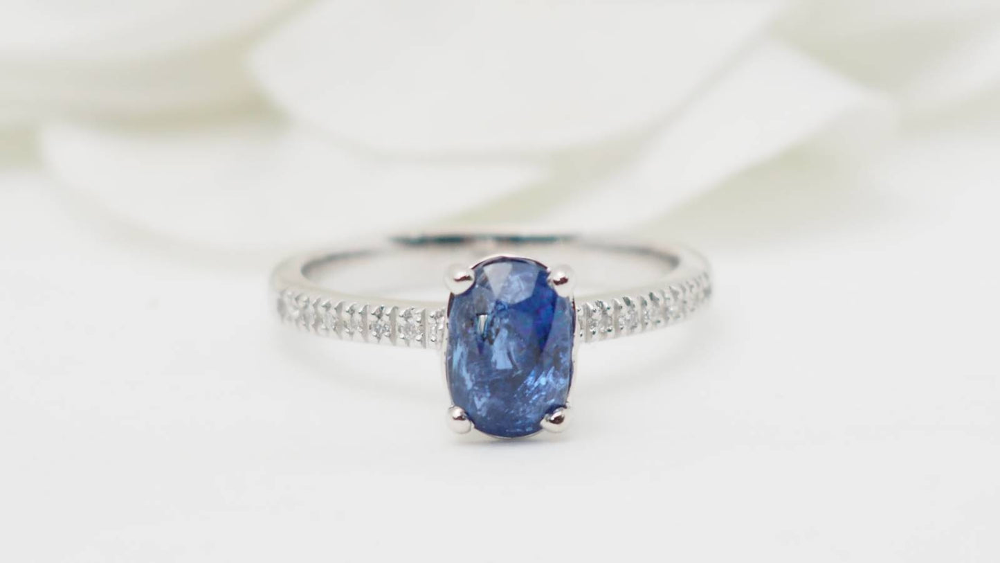 Bague en or blanc, saphir ovale et diamants