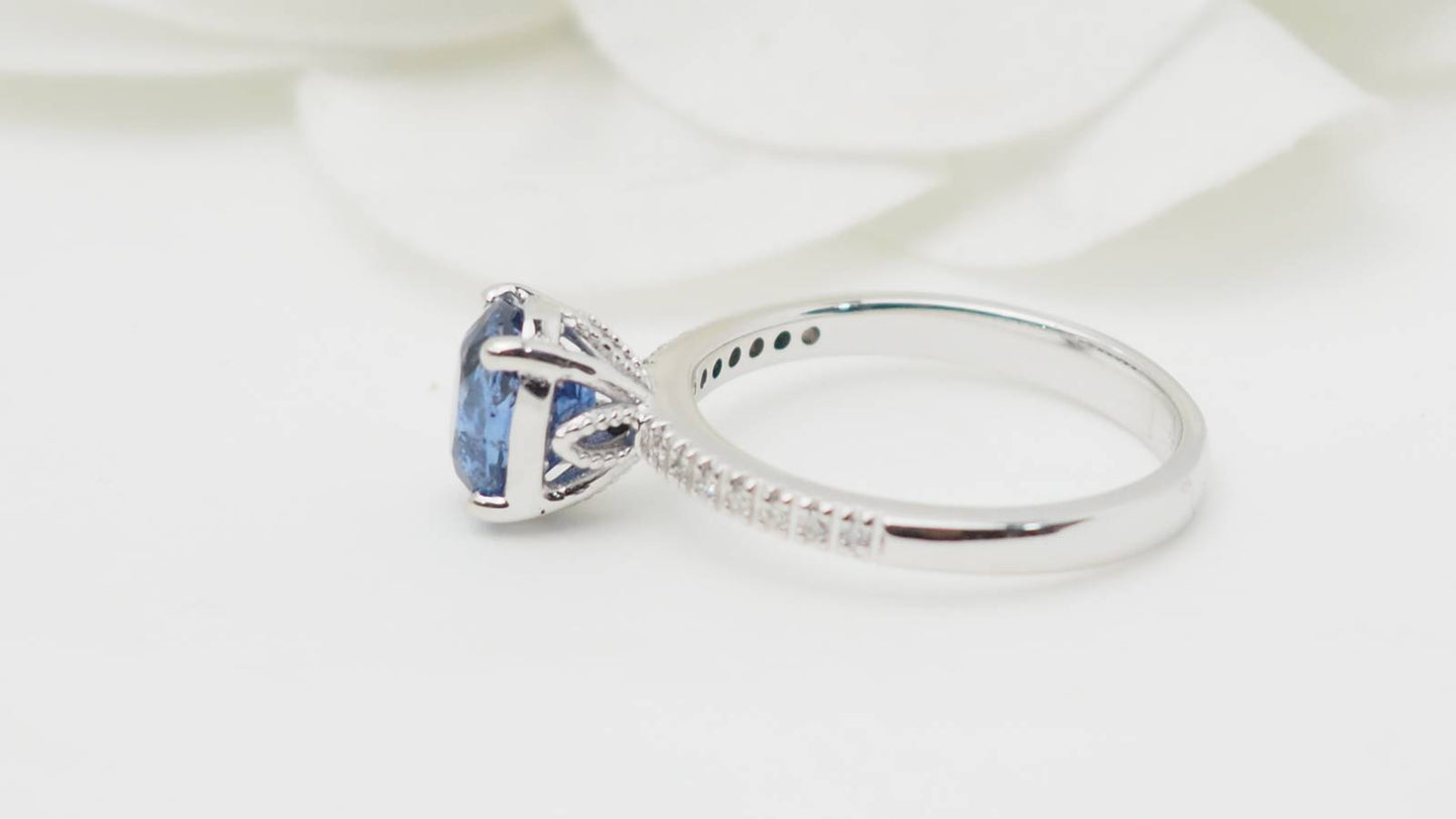 Bague en or blanc, saphir ovale et diamants