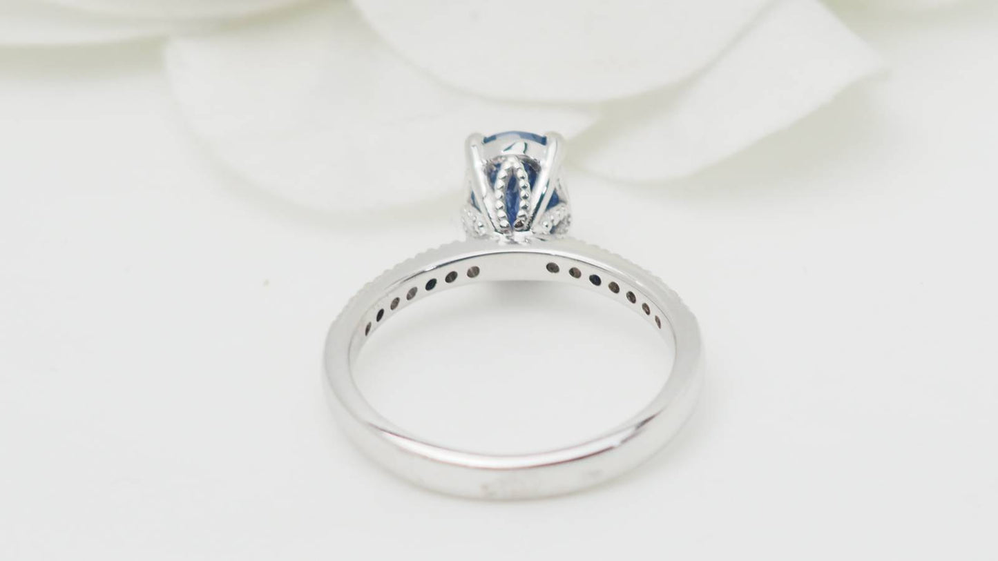 Bague en or blanc, saphir ovale et diamants