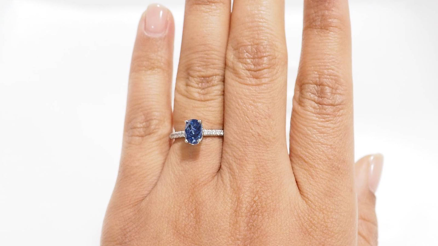 Bague en or blanc, saphir ovale et diamants