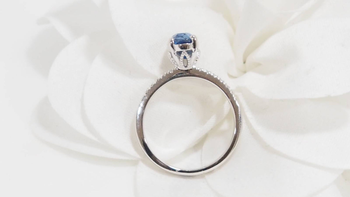 Bague en or blanc, saphir ovale et diamants