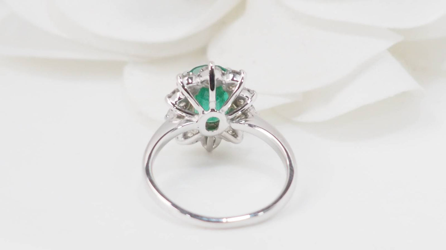 Bague entourage en or blanc, émeraude de Zambie et diamants