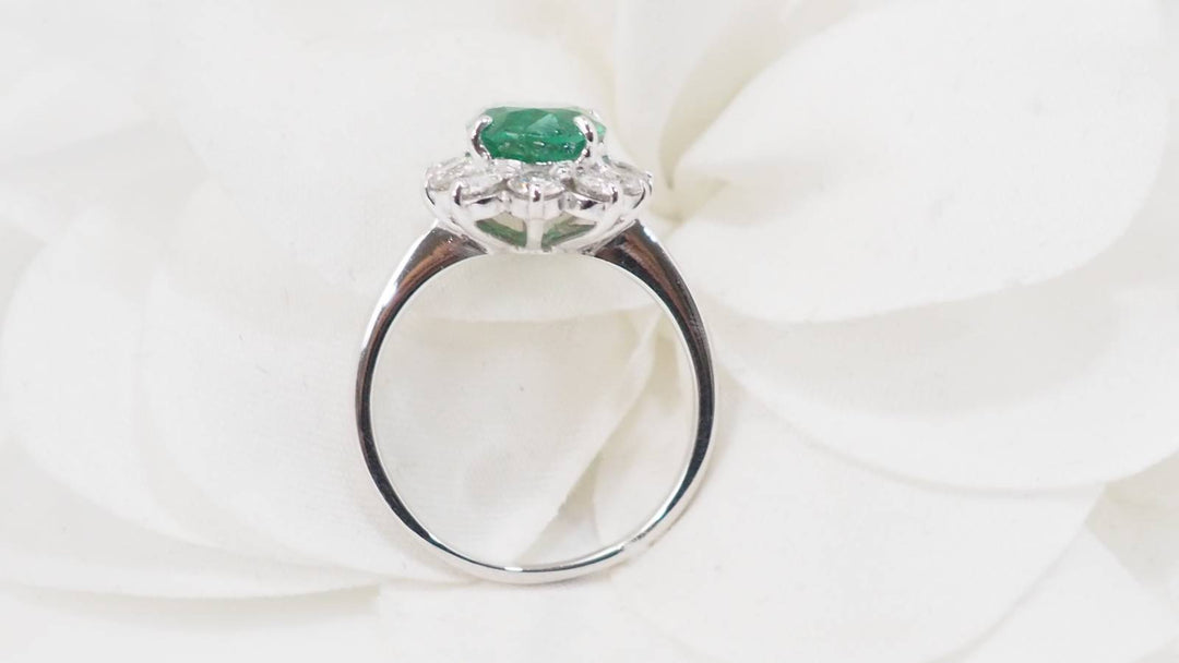 Bague entourage en or blanc, émeraude de Zambie et diamants