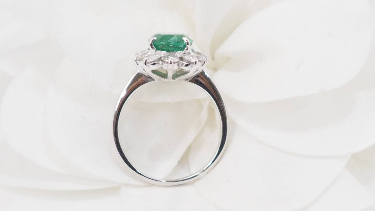 Bague entourage en or blanc, émeraude de Zambie et diamants