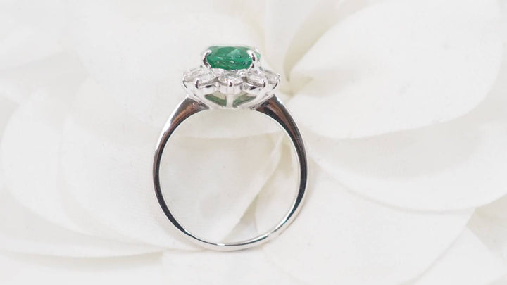Bague entourage en or blanc, émeraude de Zambie et diamants