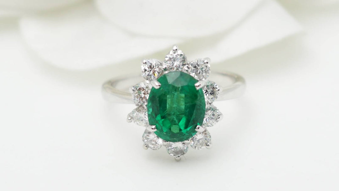 Bague entourage en or blanc, émeraude de Zambie et diamants