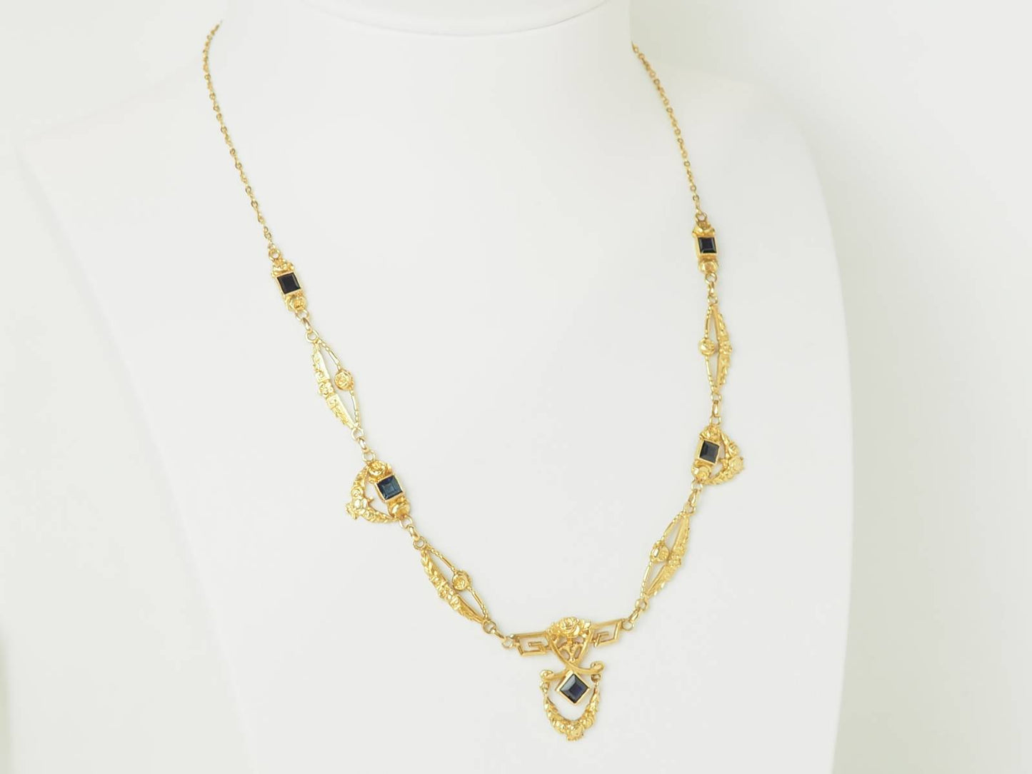 Collier Art Nouveau draperie en or jaune et saphirs