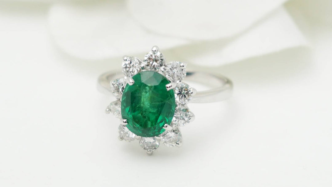 Bague entourage en or blanc, émeraude de Zambie et diamants