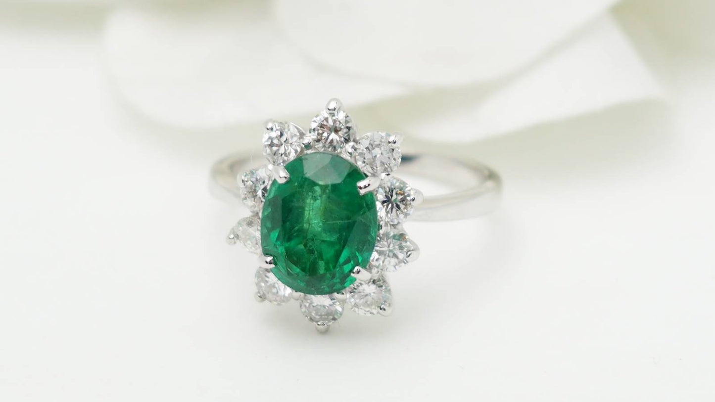 Bague entourage en or blanc, émeraude de Zambie et diamants