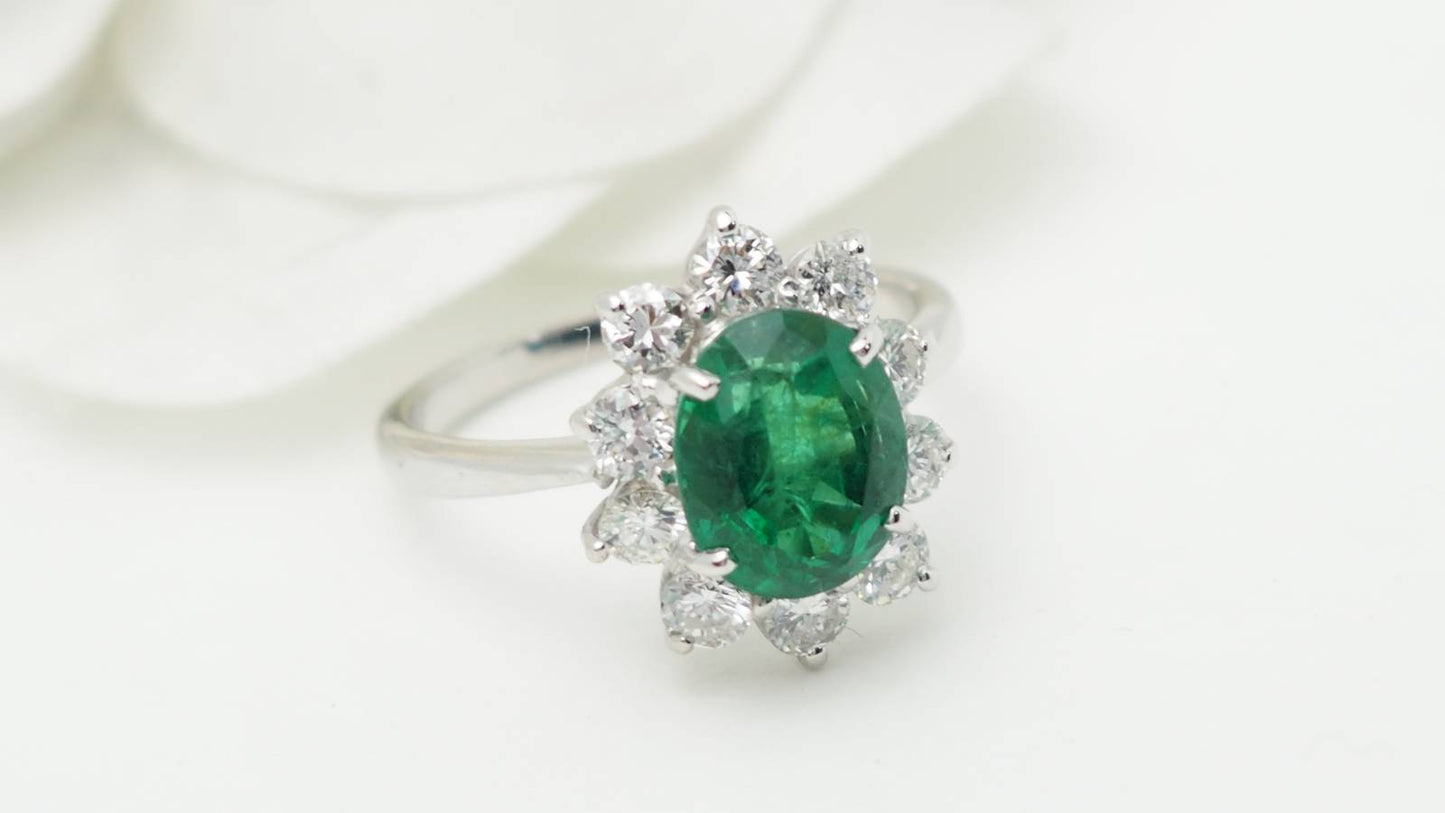 Bague entourage en or blanc, émeraude de Zambie et diamants