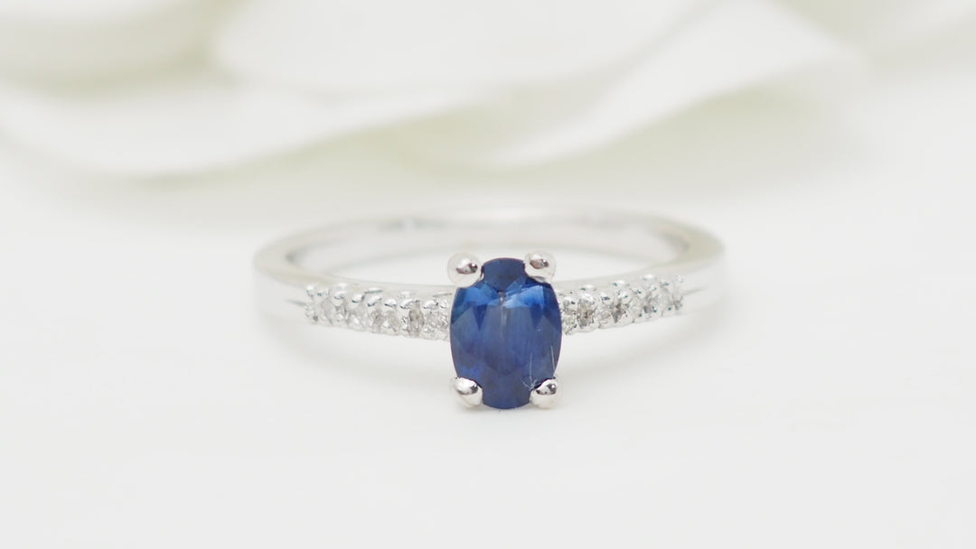 Bague solitaire en or blanc, saphir et diamants