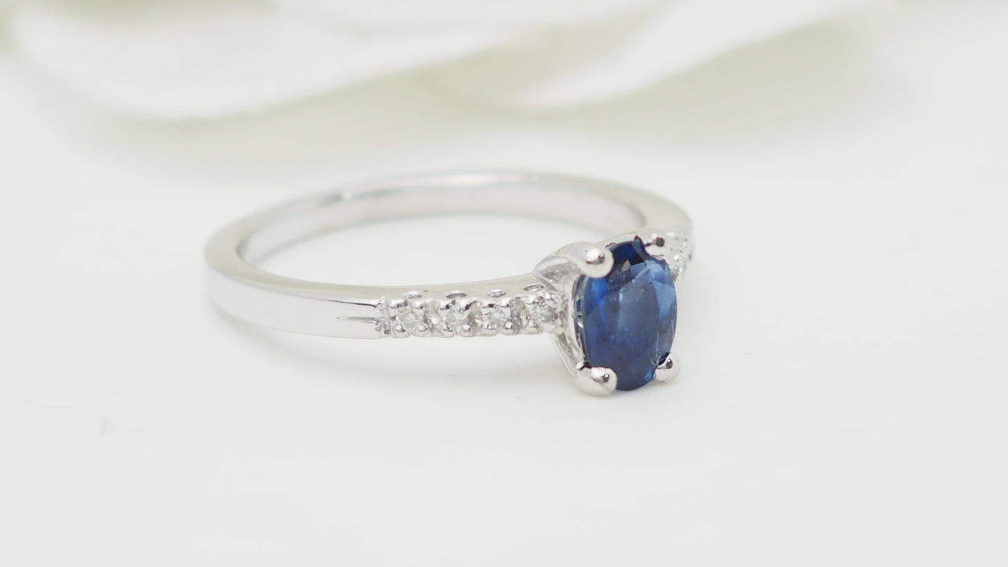 Bague solitaire en or blanc, saphir et diamants