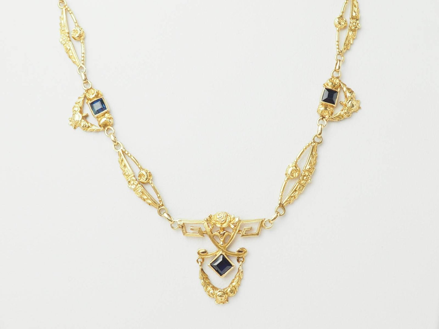 Collier Art Nouveau draperie en or jaune et saphirs