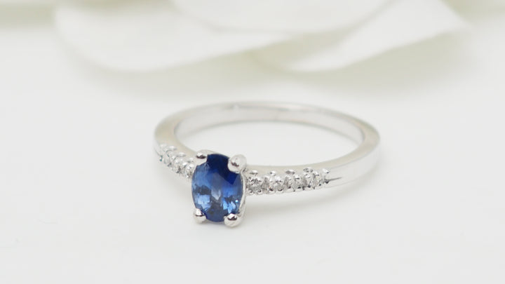Bague solitaire en or blanc, saphir et diamants