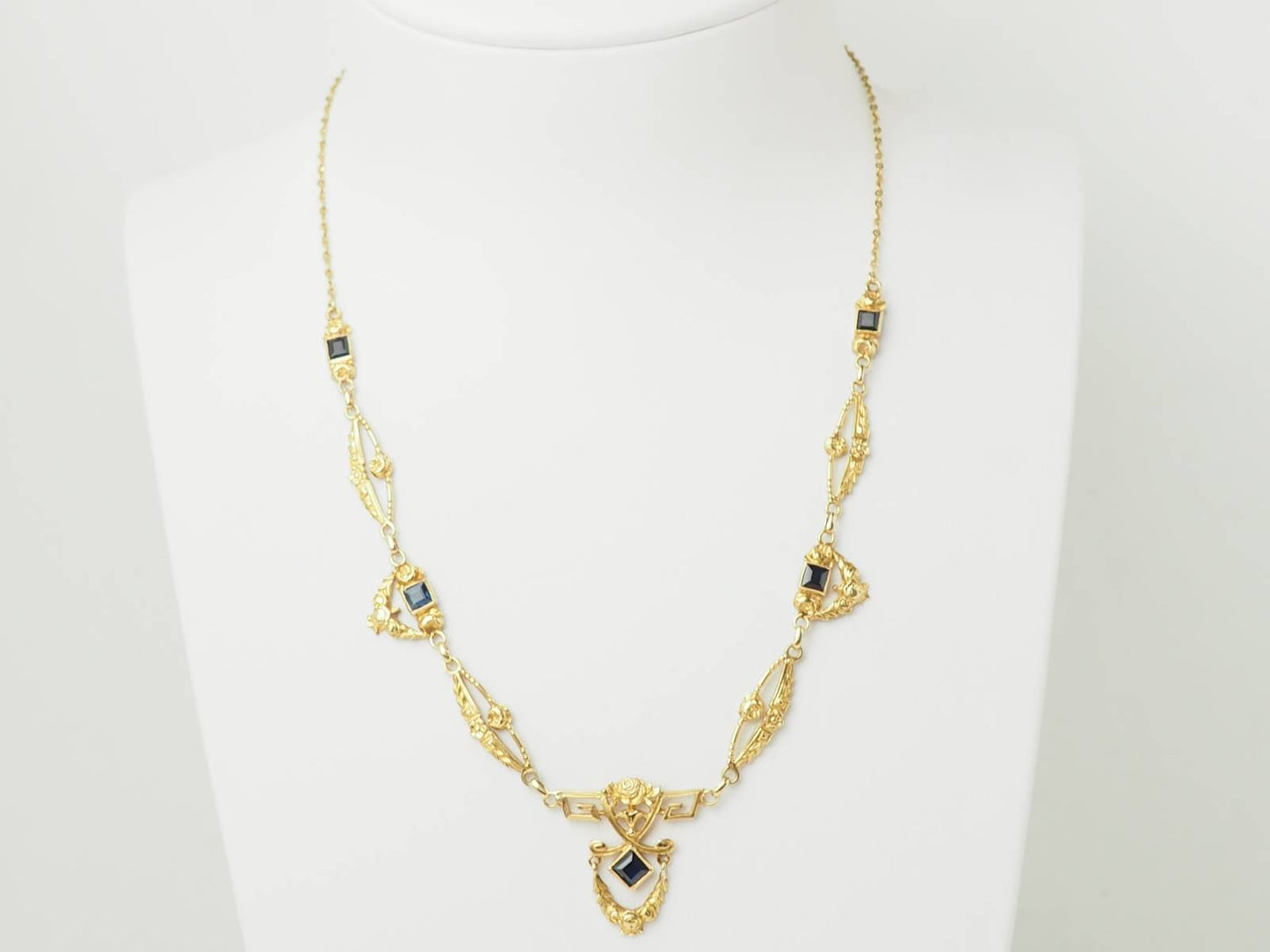 Collier Art Nouveau draperie en or jaune et saphirs