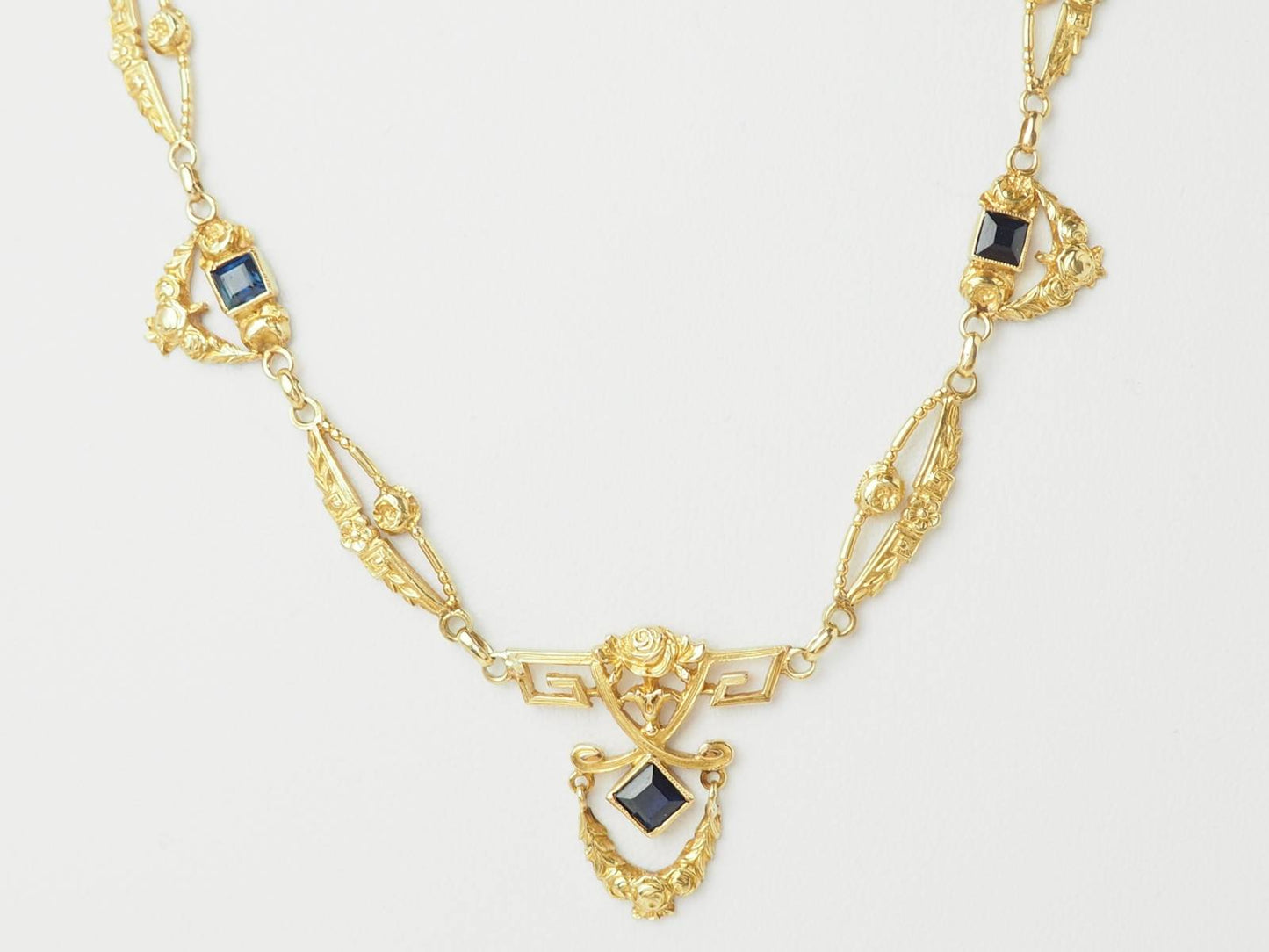 Collier Art Nouveau draperie en or jaune et saphirs