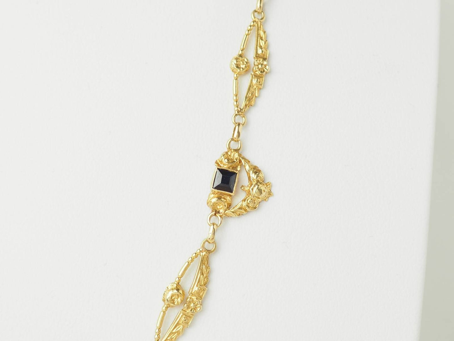 Collier Art Nouveau draperie en or jaune et saphirs